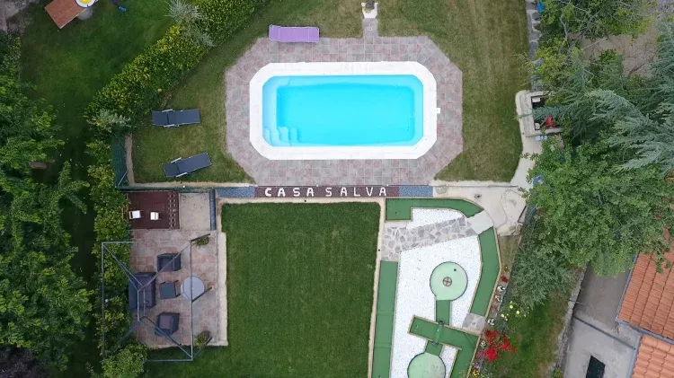 Imagen de Vista aérea del jardín de la casa rural Casa Salva - Piscina privada y minigolf