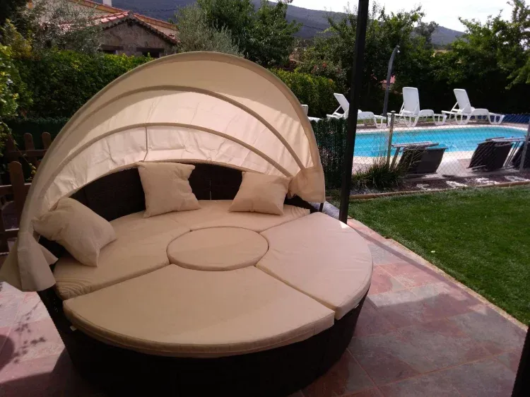 Imagen de Cama en la pérgola del jardín