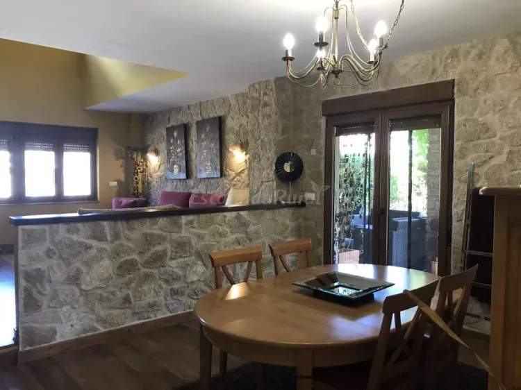 Imagen de Salon/comedor diáfano con chimenea