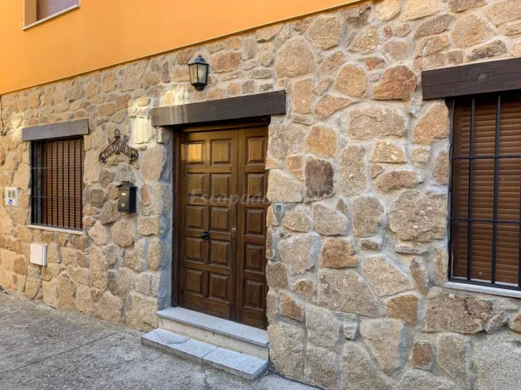 Imagen de acceso posterior a la casa rural