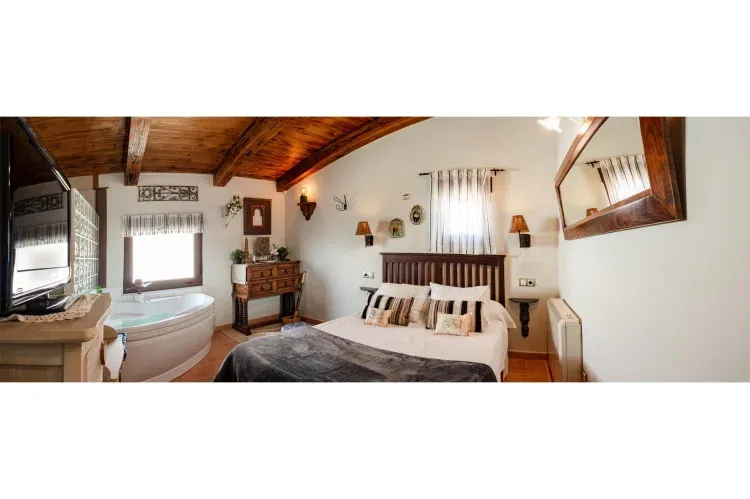 Imagen de Dormitorio con bañera hidromasaje y zona meditación.
