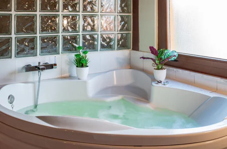 Imagen de Bañera hidromasaje en dormitorio.