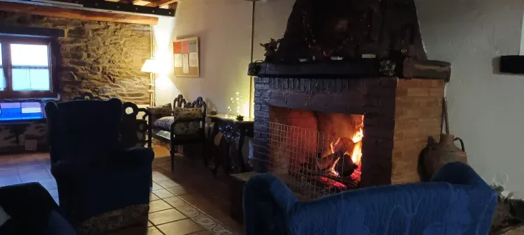Imagen de Comedor amplio junto a la chimenea