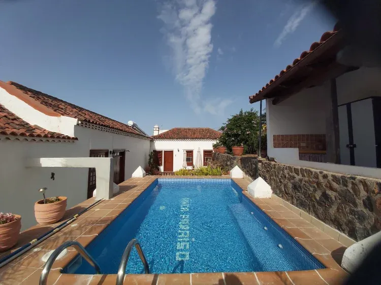 Imagen de area de piscina al aire libre