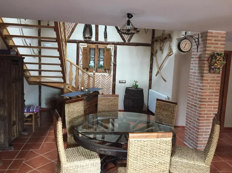 Imagen de Salón-comedor. Mesa rústica con rueda de carro