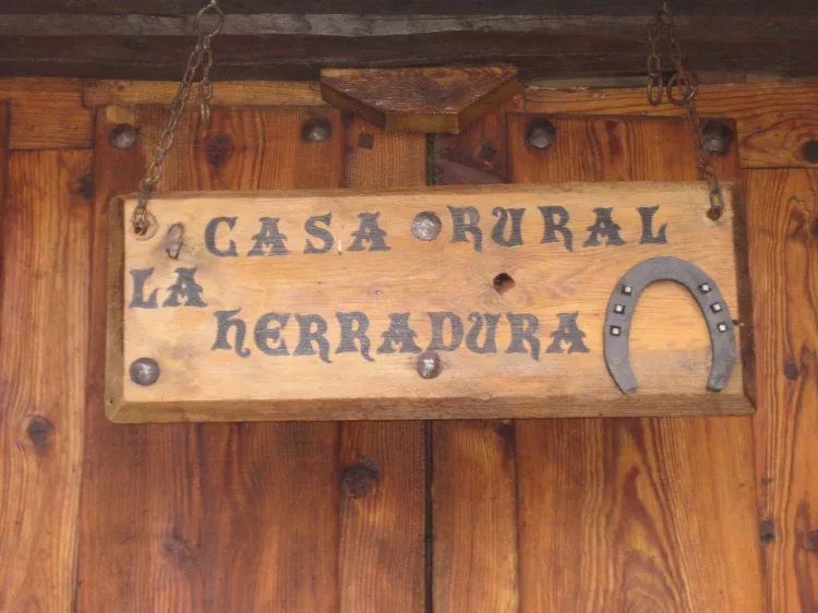 Imagen de Tabla con el nombre y el símbolo de la casa rural