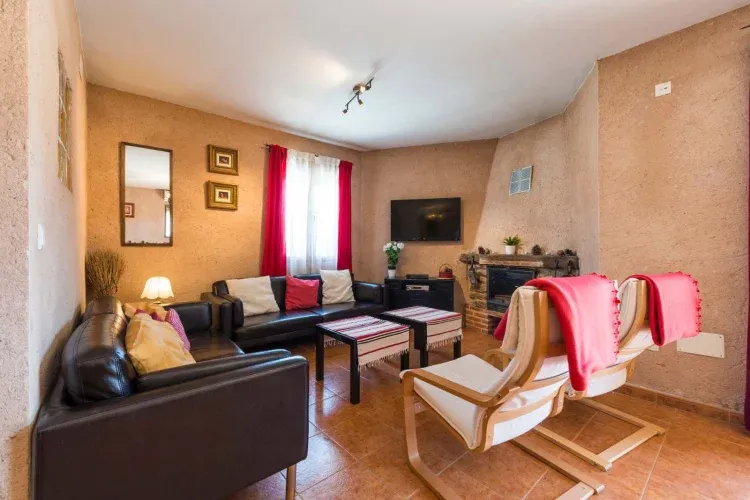 Imagen de sofás y chimenea
