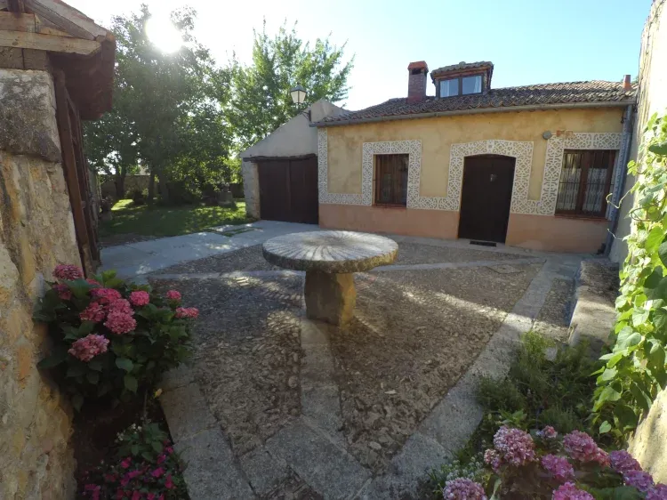 Imagen de Fachada, patio y jardín