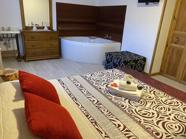 Imagen de Dormitorio con jacuzzi