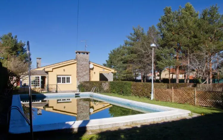 Imagen de Piscina y jardín