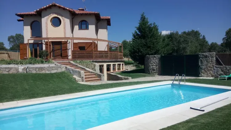 Imagen de Piscina y casa