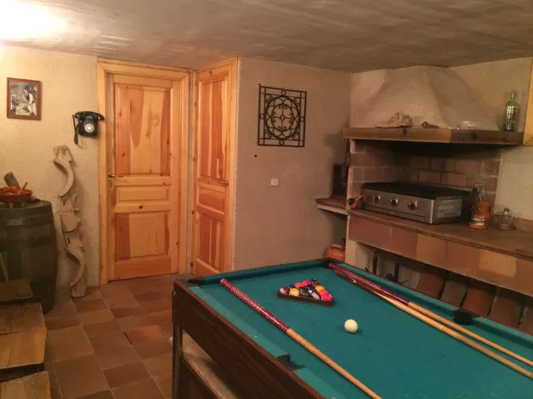 Imagen de Bodega con mesa transformable en billar y plancha para cocinar