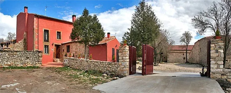 Imagen de Fachada con el jardín. La Perseverancia