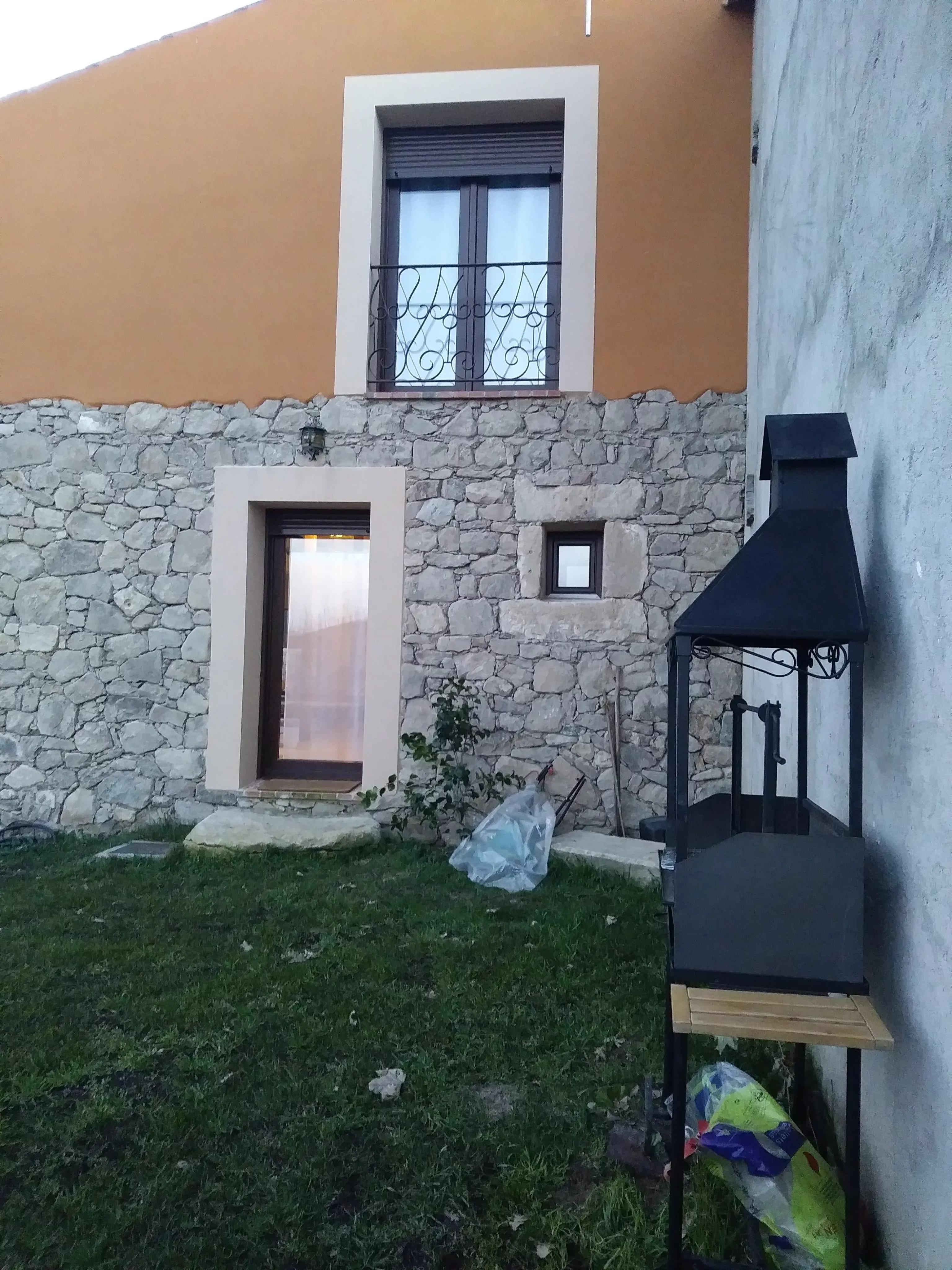 Imagen de Barbacoa y patio trasero