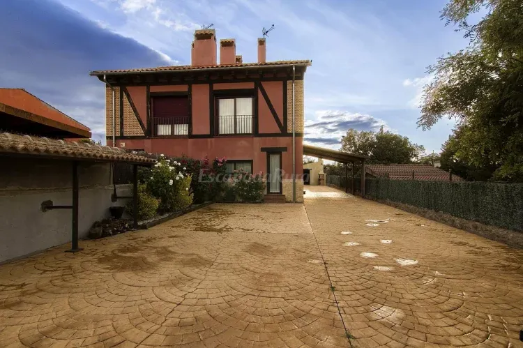 Imagen de Fachada y patio delantero.