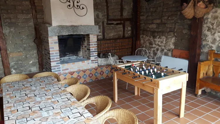 Imagen de Porche con chimenea y futbolin