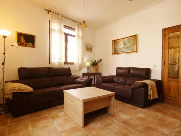 Imagen de SALONDISPONE DE TRESILLO DE PIEL MUY CONFORMABLE 