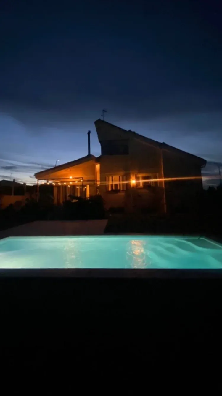 Imagen de Fachada y jardín noche