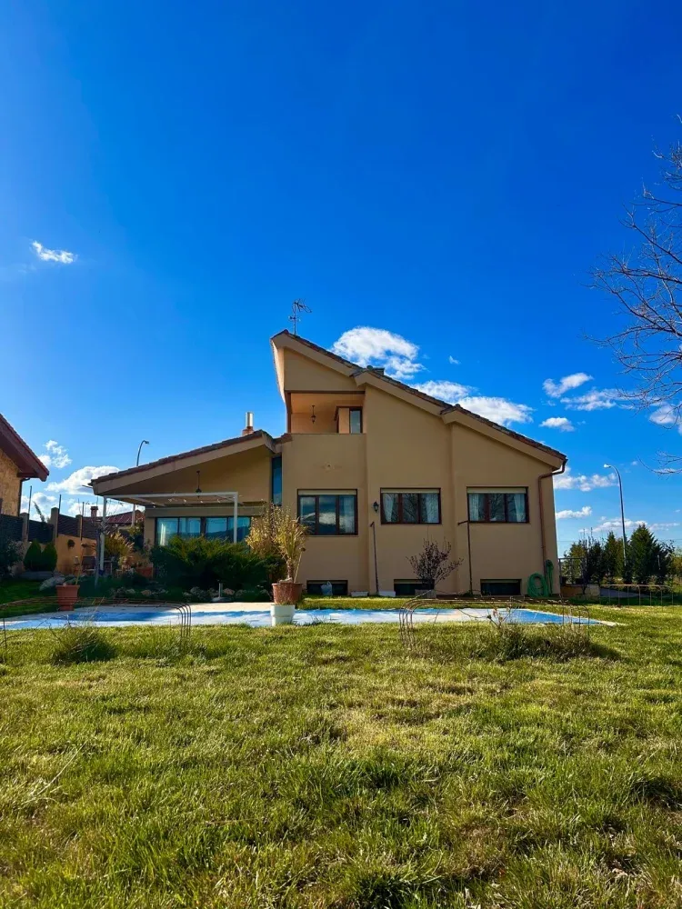 Imagen de Fachada y jardin