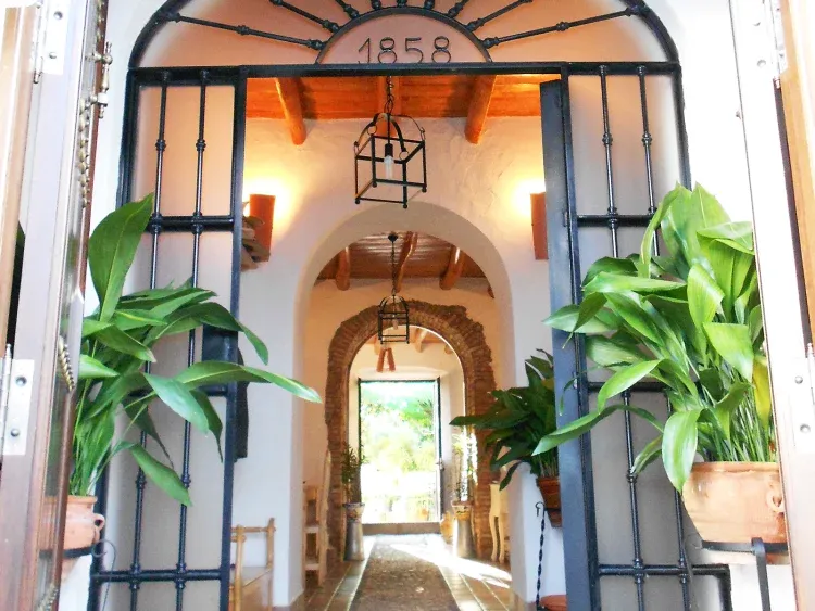 Imagen de Entrada y pasillo de piedras