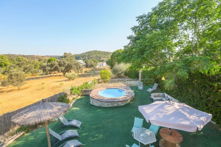 Imagen de Piscina privada con tumbonas, conjunto sofa y mesa comedor 
