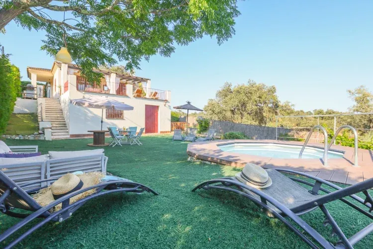 Imagen de Piscina privada con tumbonas en jardin del chalet