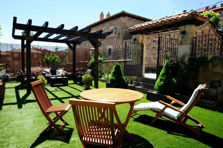Imagen de Jardín con terraza y pérgola