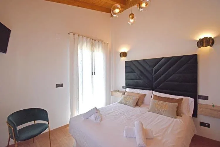 Imagen de Esta habitación también cuenta con un balcón con vistas al campo en la cara este de la casa.