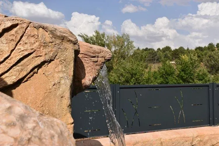 Imagen de Cascada de la piscina natural privada de la casa.
