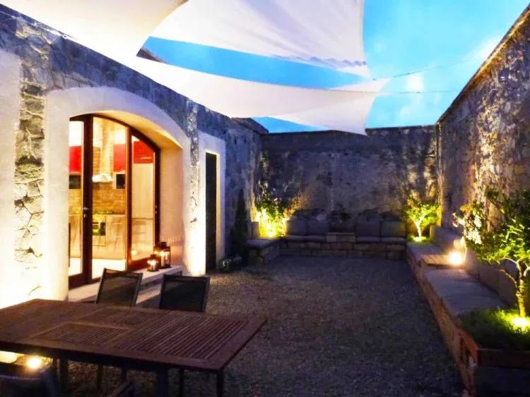 Imagen de El patio al atardecer con barbacoa y 65 m2 para disfrutar con amigos
