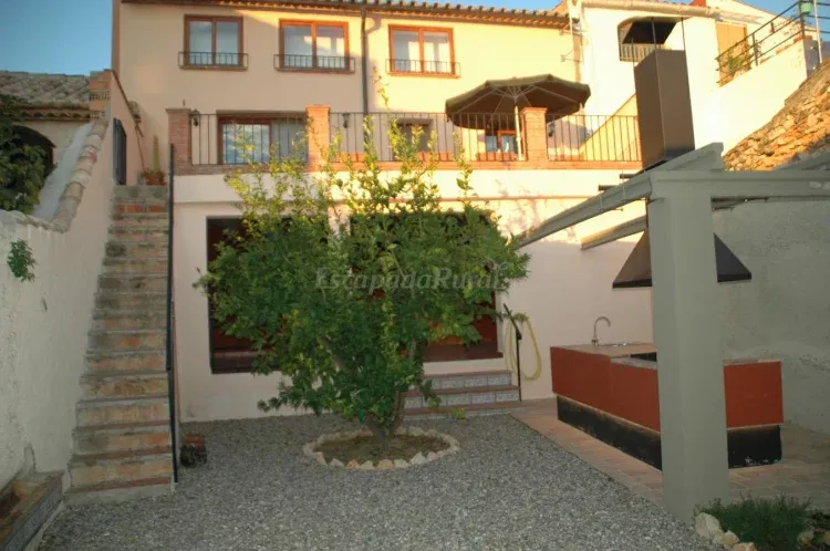 Imagen de Fachada posterior, terraza, jardin y barbacoa.