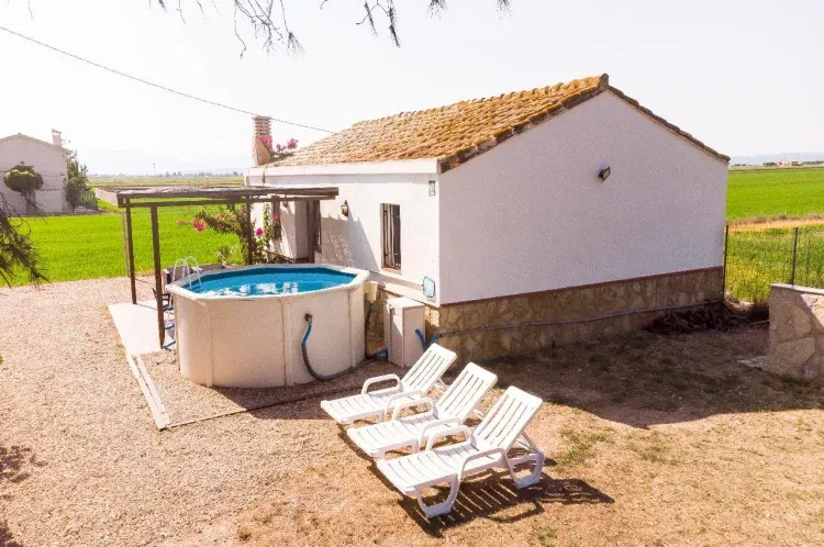 Imagen de Amplia zona exterior con terrazas, piscina y vistas a los arrozales