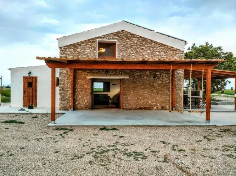 Imagen de Exterior de la casa, con vistas a la puesta de sol, y rodeada de arrozales y aves.