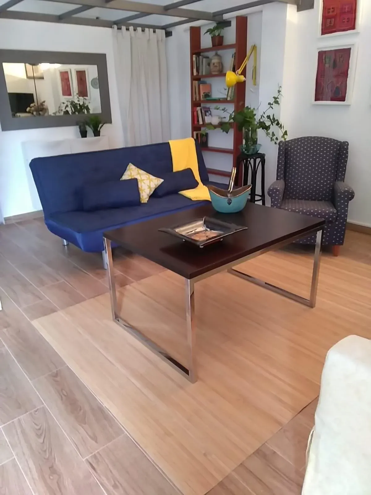 Imagen de Parte del salón con sofá cama