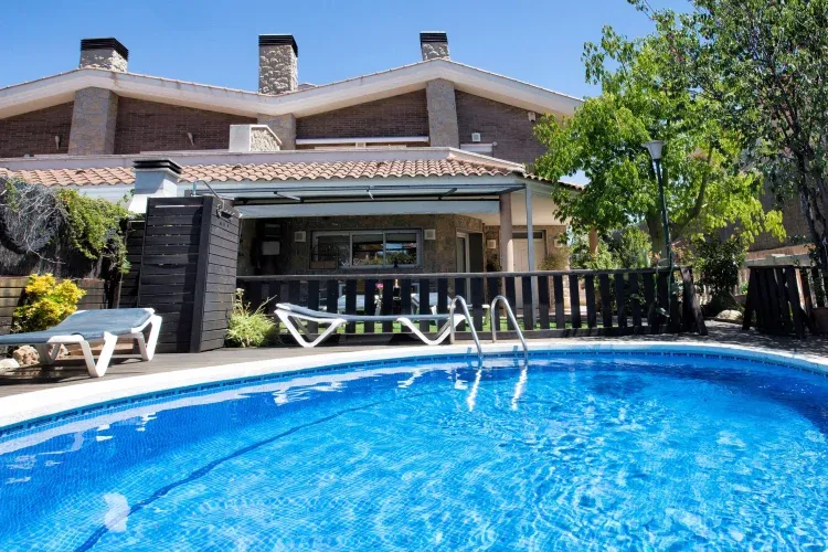 Imagen de Fachada y piscina