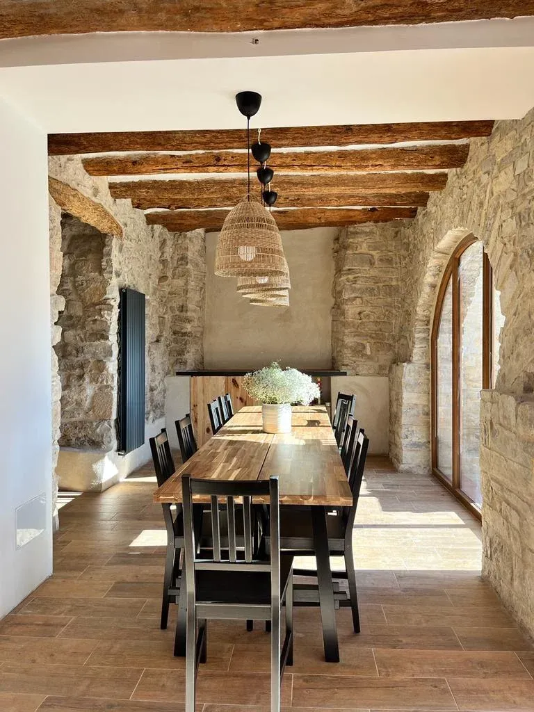 Imagen de amplio comedor con vistas al jardín para vigilar a los niños mientras aún sigues en la mesa.