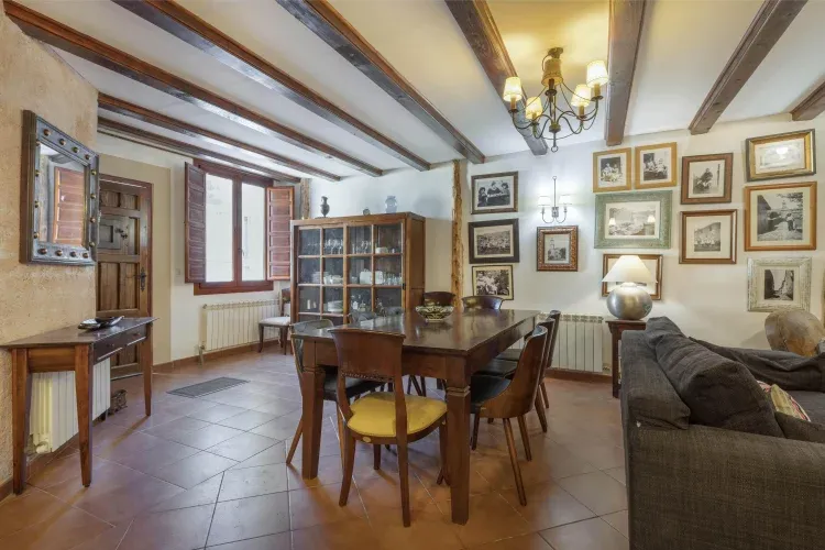 Imagen de Amplio Salón con sofás, chimenea, comedor y cocina en la planta calle.