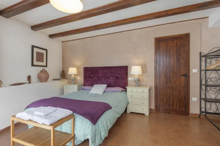 Imagen de Amplio dormitorio con cama de matrimonio en la planta calle.