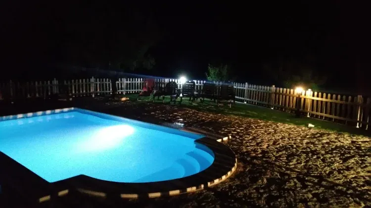Imagen de casa rural en el matarraña con piscina de noche
