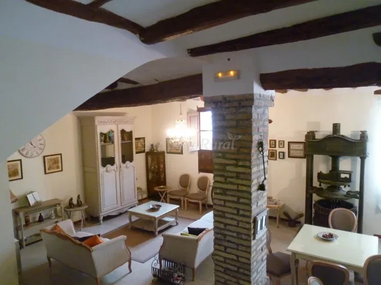Imagen de El salón de la casa rural, Impresiona su historia de la casa, que junta tradición y comodidad.