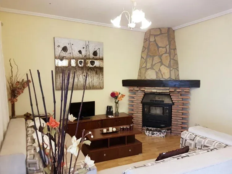 Imagen de Salón con Chimenea