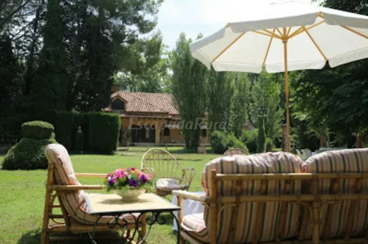 Imagen de Fachada desde el interior del jardín