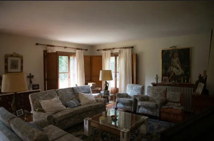 Imagen de Salón con ventanales al jardín