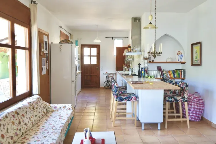 Imagen de Cocina con barra tipo bar, horno de gas, cocina de gas y amplia superficie para preparar los mejores platos