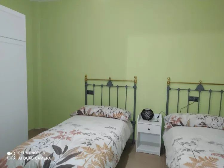 Imagen de Habitación doble con 2 camas y armario.