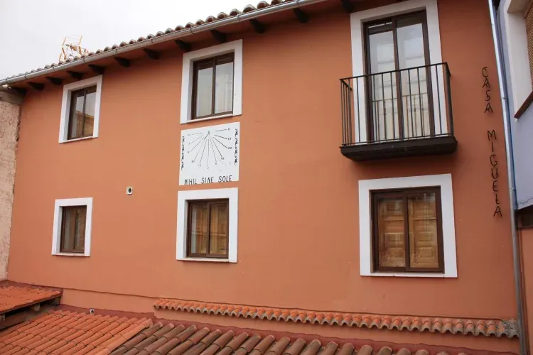 Imagen de Fachada Casa Miguela, Reloj de sol en fachada.