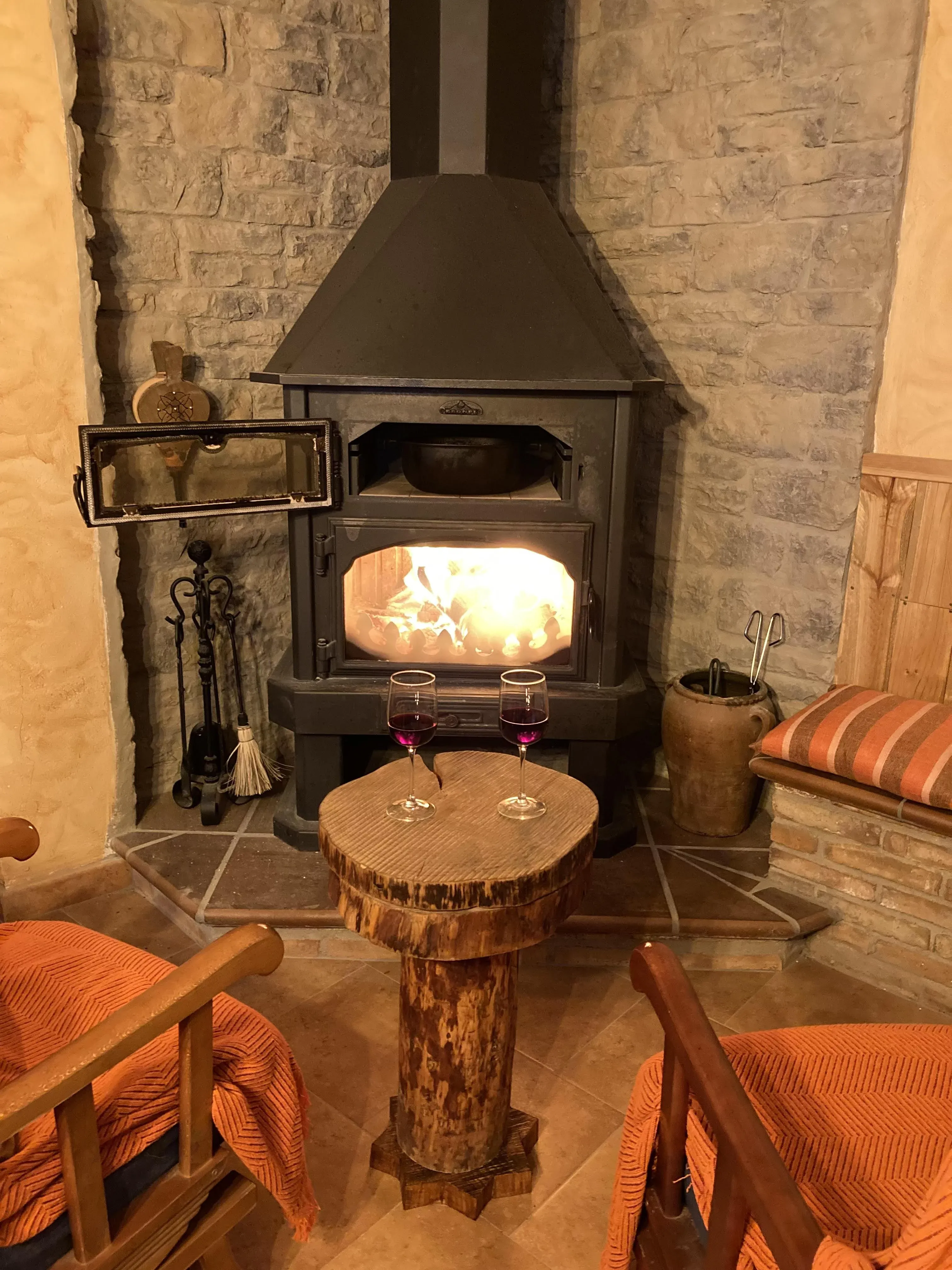 Imagen de Chimenea y vino