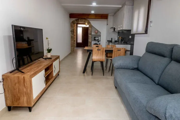 Imagen de Vista general zona TV y cocina