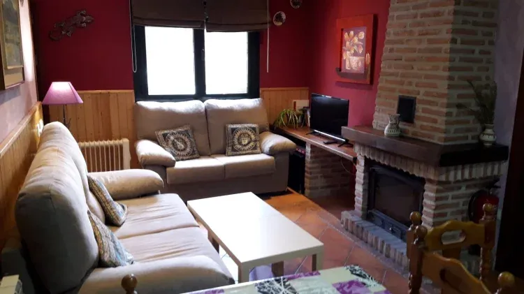 Imagen de Salón con sofá cama y chimenea