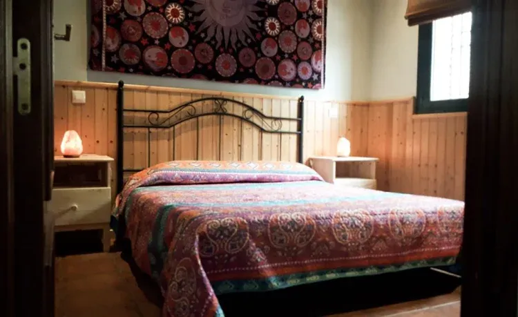 Imagen de Dormitorio de matrimonio con cama de 1,50m, armario y ventana al exterior